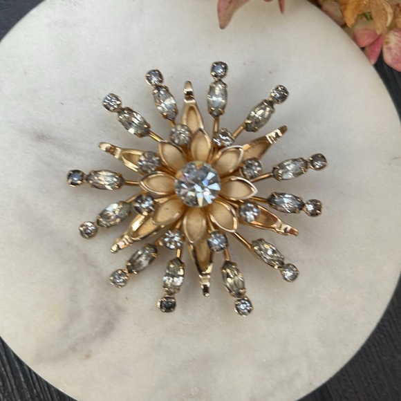 Vintage Flower Broach - Picture 7 of 11